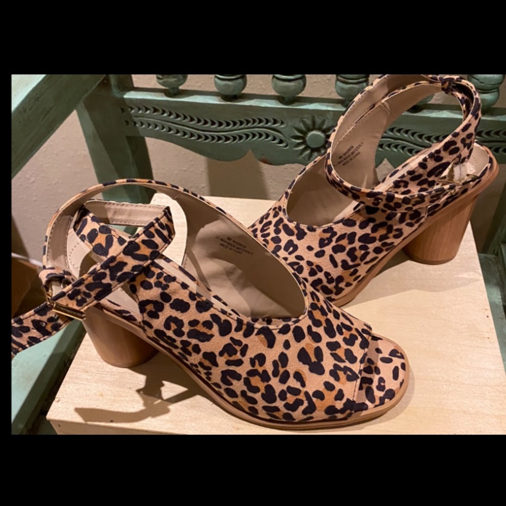 Cute cute cute comfort fit Cato’s leopard print sandals,w/ peep toe& ROUND  heel